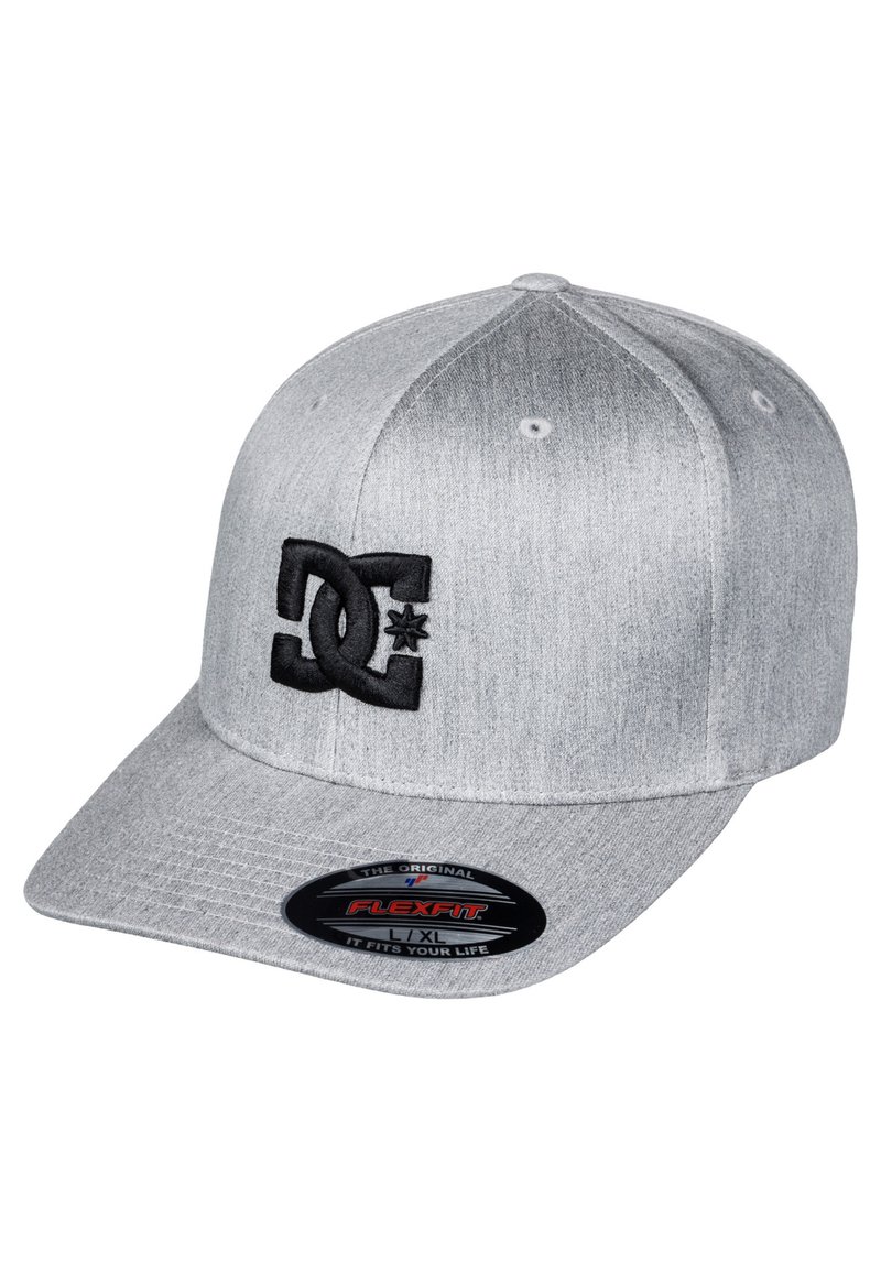 Gorra flexfit gris con un logo bordado en negro. Diseño estructurado con visera curva y tejido texturizado, que incluye orificios de ventilación para mayor transpirabilidad.