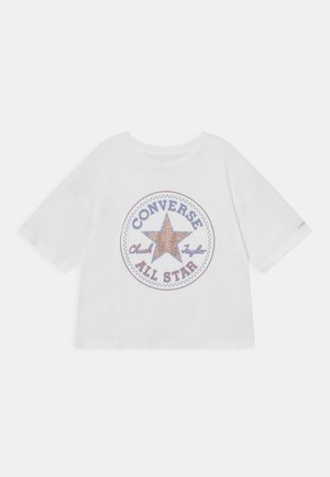 Top court blanc à manches courtes avec un col rond affichant un grand logo Converse All Star et une étoile imprimée léopard sur le devant.
