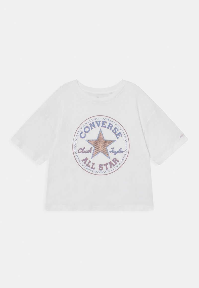 Top court blanc à manches courtes avec un col rond affichant un grand logo Converse All Star et une étoile imprimée léopard sur le devant.