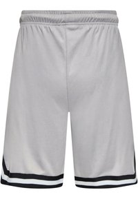 Shorts gris avec une texture en maille, une taille élastique et des accents à rayures noir et blanc au niveau de l'ourlet. Design léger adapté pour le sport.