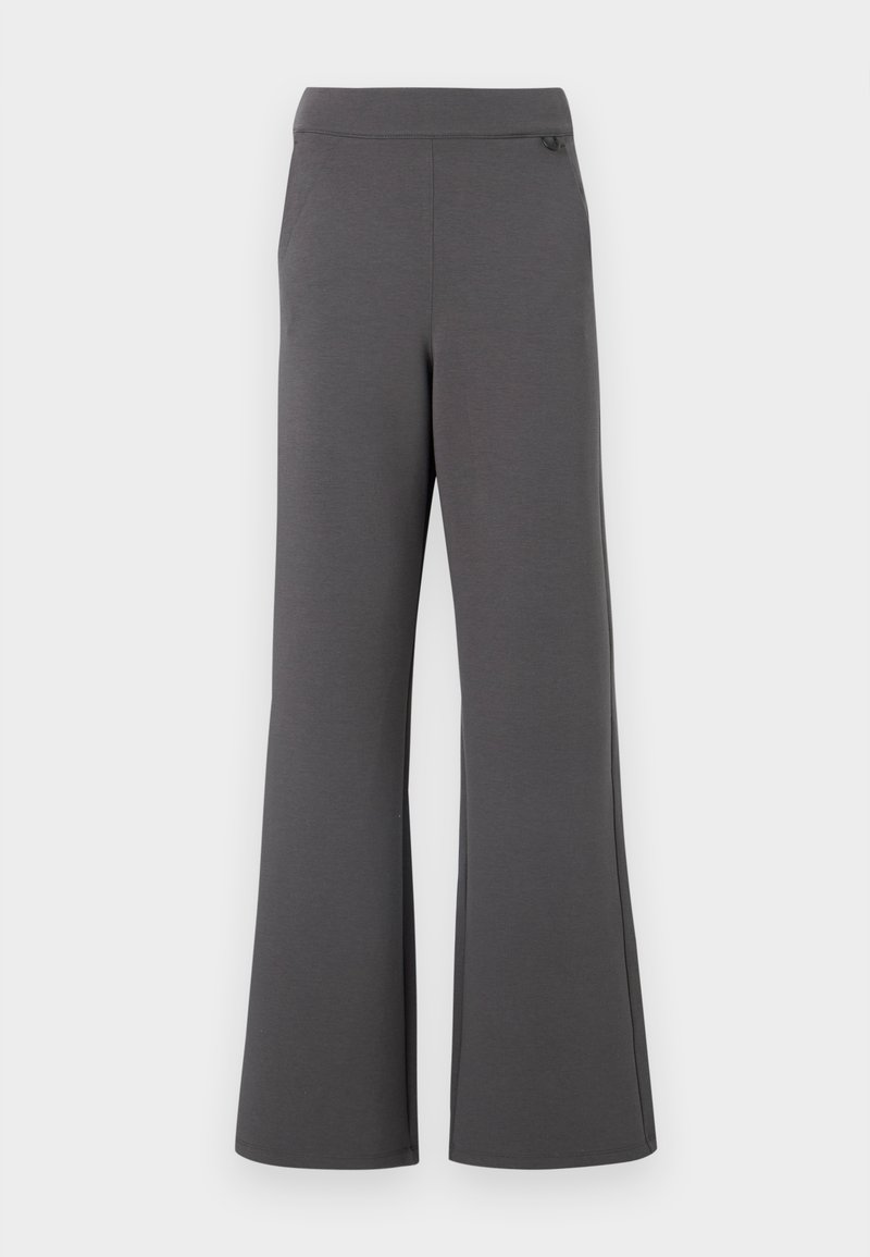 Pantalon large gris en tissu doux, comportant une ceinture lisse et un détail de couture subtil en haut. Pas de poches visibles.