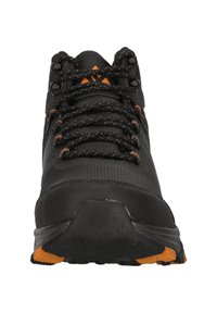 Chaussures de randonnée noires avec une tige texturée, des accents orange et une semelle en caoutchouc durable. Présente des lacets robustes et un embout renforcé.