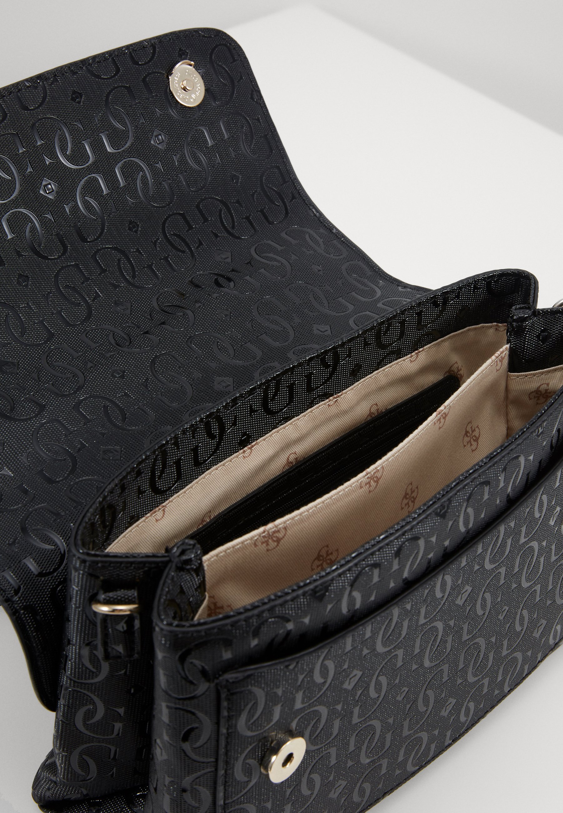 Guess CHIC SHINE SHOULDER BAG Håndveske black Zalando.no Guess MELISE SHOULDER BAG Håndveske black Zalando.no