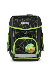 Mochila negra con patrón geométrico verde, acentos reflectantes, bolsillos laterales dobles y una placa circular con un diseño de coche. Correas ergonómicas.