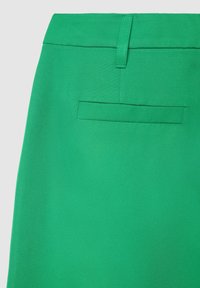 Grüne Hose mit glatter Textur, ausgestattet mit einer Gesäßtasche und einem Gürtelhalter. Der Stoff hat eine einfarbige, gleichmäßige Farbe und eine maßgeschneiderte Passform.