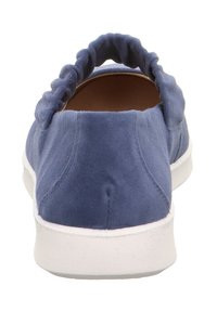 Niebieski zamszowy but na slip-on z zebranymi elastycznymi wykończeniami wokół pięty, białą gumową podeszwą i gładką fakturą. Tylny widok podkreśla szczegóły projektu.