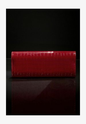 Rød læder clutch med en blank krokodilletekstur, rektangulær form og kontrasterende syninger. Minimalistisk design på en reflekterende overflade.