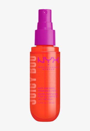 Flacon spray orange vif avec une buse violette, étiqueté NYX Professional Makeup Juicy Bou brume parfumée pour cheveux et corps.