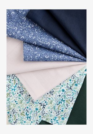 Verschiedene Stoffmuster in Blau, Pink und Grün mit floralen Mustern und einfarbigen Farben, fächerartig auf einer ebenen Fläche angeordnet.