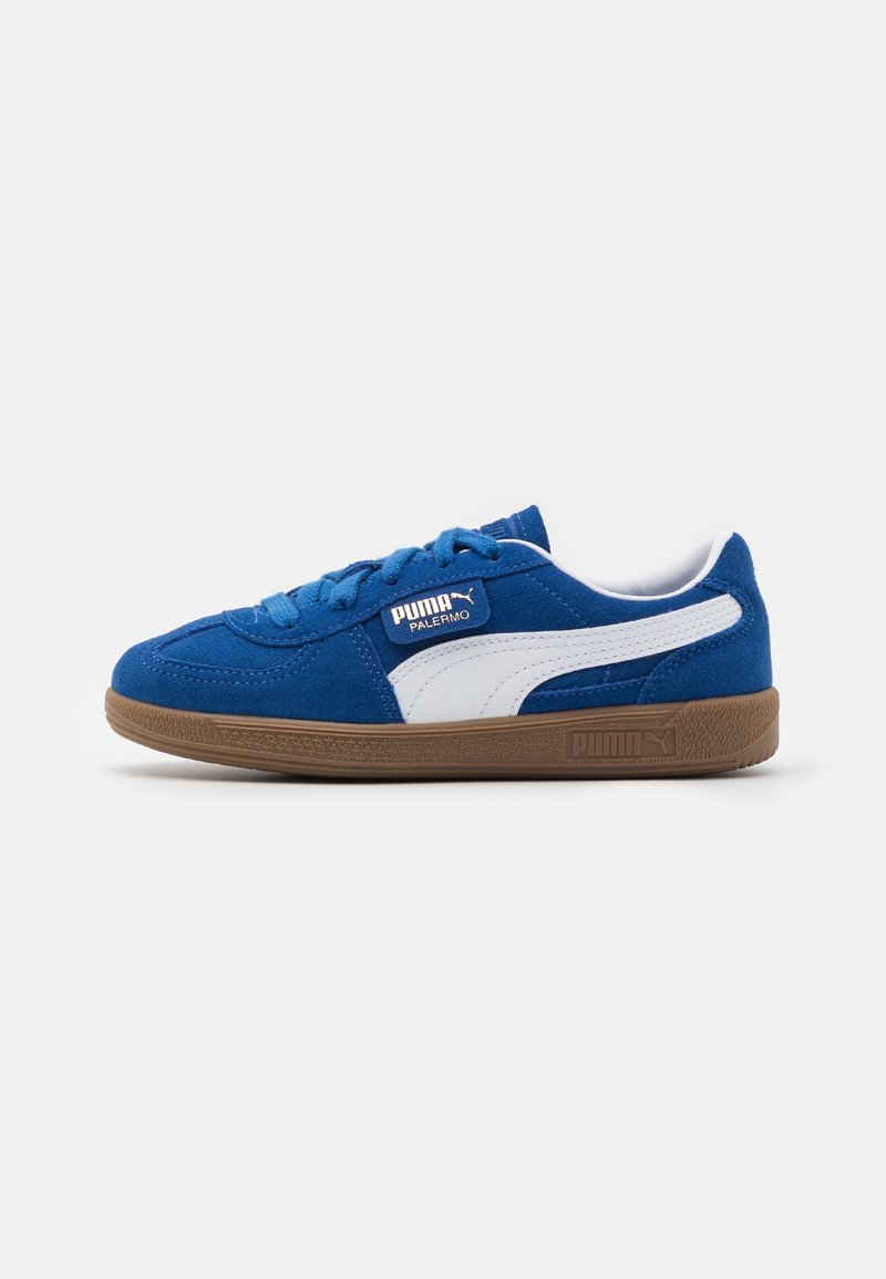 Baskets Puma Palermo en daim bleu avec bande blanche, semelle en caoutchouc marron et logo "Puma Palermo" sur la zone des lacets, vues de profil.