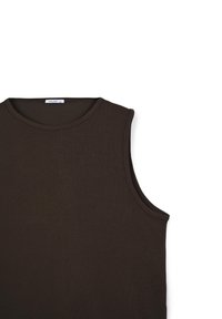 Top sans manches marron en tissu ribulé. Présente un col rond et des bords nets, avec une étiquette cousue à l'arrière.