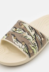 Crocs CLASSIC PRINTED CAMO UNISEX - Pantoletai - bone