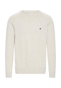 Lys grå genser laget av et mykt strikket materiale, med en klassisk rund halslinning og en liten svart logo på brystet.