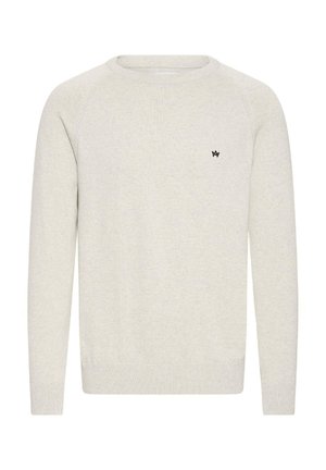 Jasnoszary sweter wykonany z miękkiego dzianinowego materiału, z klasycznym okrągłym dekoltem i małym czarnym logo na piersi.