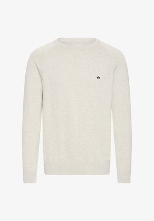 Ljusgrå tröja i mjukt stickat material, med en klassisk rund halsringning och en liten svart logotyp på bröstet.