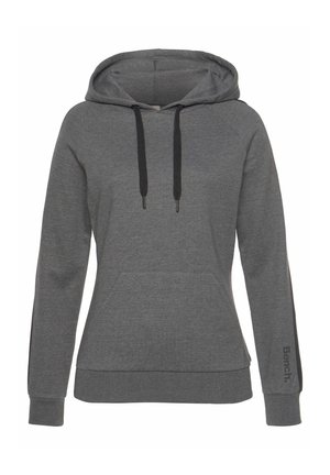 Grijze hoodie met een voorzak, zwarte koorden en een bedrukt logo op de mouw. Gemaakt van zacht, gestructureerd materiaal. Heeft een relaxte pasvorm.