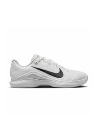 Zapatilla deportiva blanca con parte superior texturizada, swoosh negro de Nike y suela acolchada. Cuenta con cordones y un cuello acolchado para mayor soporte.