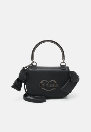 Sac à main Moschino Love noir avec logo cœur en métal, poignée supérieure en métal arrondie et grand nœud en tissu des deux côtés.