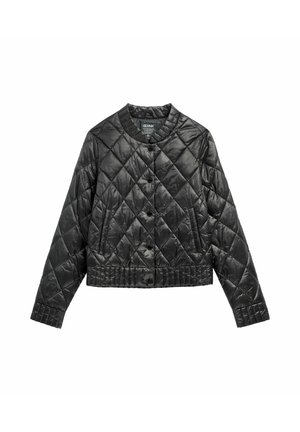 Czarna pikowana krótka kurtka z okrągłym dekoltem, zapięciem na guziki i bocznymi kieszeniami. Charakteryzuje się błyszczącą, gładką fakturą i wzorem w diamenty.