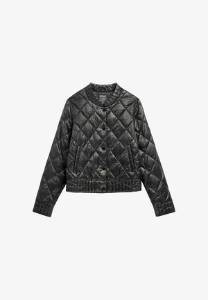 Czarna pikowana krótka kurtka z okrągłym dekoltem, zapięciem na guziki i bocznymi kieszeniami. Charakteryzuje się błyszczącą, gładką fakturą i wzorem w diamenty.