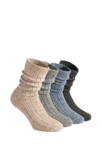 Cuatro pares de calcetines de crew con relieve en beige, azul, gris y carbón. Cada uno tiene una textura suave y un diseño de puño arrugado.