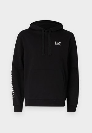 Fekete kapucnis pulóver, elöl kenguru zsebbel, vastag húzózsinórral, és fehér nyomtatott EA7 logóval a mellkasán és az ujján.