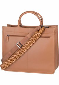 Bolso tote de cuero marrón con asas dobles, una correa trenzada y un bolsillo frontal con cremallera. Presenta una forma estructurada y costuras mínimas.