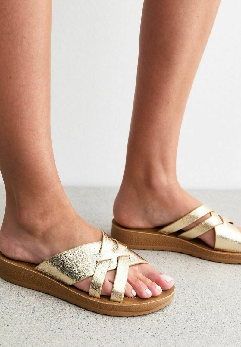 New Look Wide Fit - WIDE FIT STRAP - Mules - gold, Enlarge