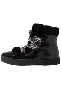 Musta nilkkurit, joissa on kiiltävä patenttihihnahuolo, pehmeät tekoturkiskoristelut ja mustavalkoiset kuviolaces teksteillä. Litteä kumipohja.