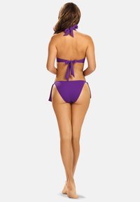 Fioletowy zestaw bikini z halter neckline i wiązaniami oraz majtkami o niskim stanie. Materiał jest gładki z minimalistycznymi akcentami.