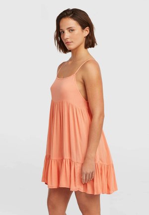 Korallivärvi varrukateta kleit, millel on lehvikseelik ja volangjas serv, valmistatud õhukesest kangast ning millel on sirge dekoltee.