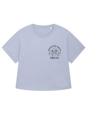 ADVENTURE AWAITS - Print T-shirt - serene blue