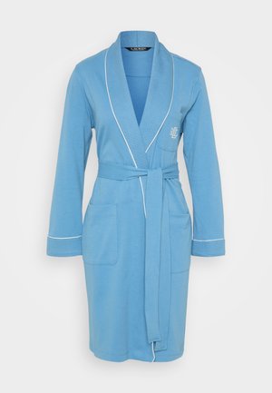 Jasnoniebieski szlafrok wykonany z miękkiego materiału, z kołnierzem typu szal, długimi rękawami, dwiema przednimi kieszeniami i białymi dodatkami.