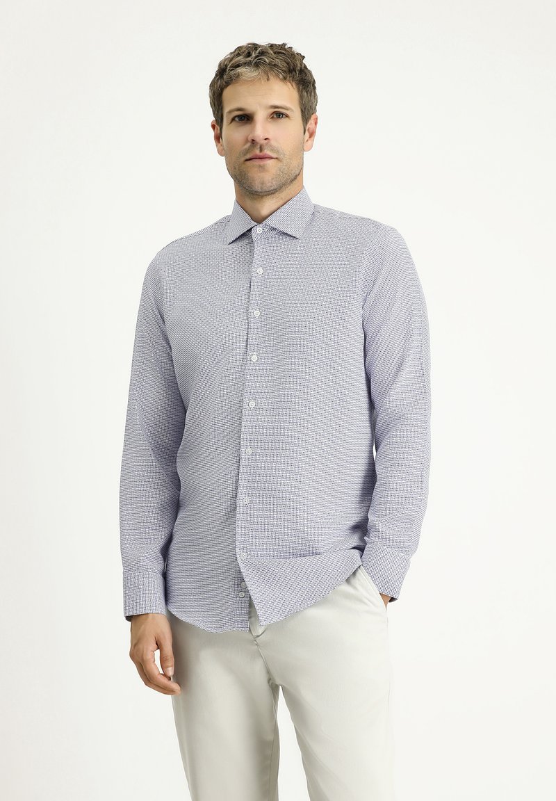Camicia azzurro chiaro con motivo, realizzata in tessuto lavorato. Presenta un collo con revers, maniche lunghe e bottoni sulla parte anteriore.