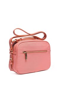 Borsa a tracolla sintetica rosa con zip dorata, tracolla regolabile e tasca frontale con zip. Texture liscia e forma rettangolare.