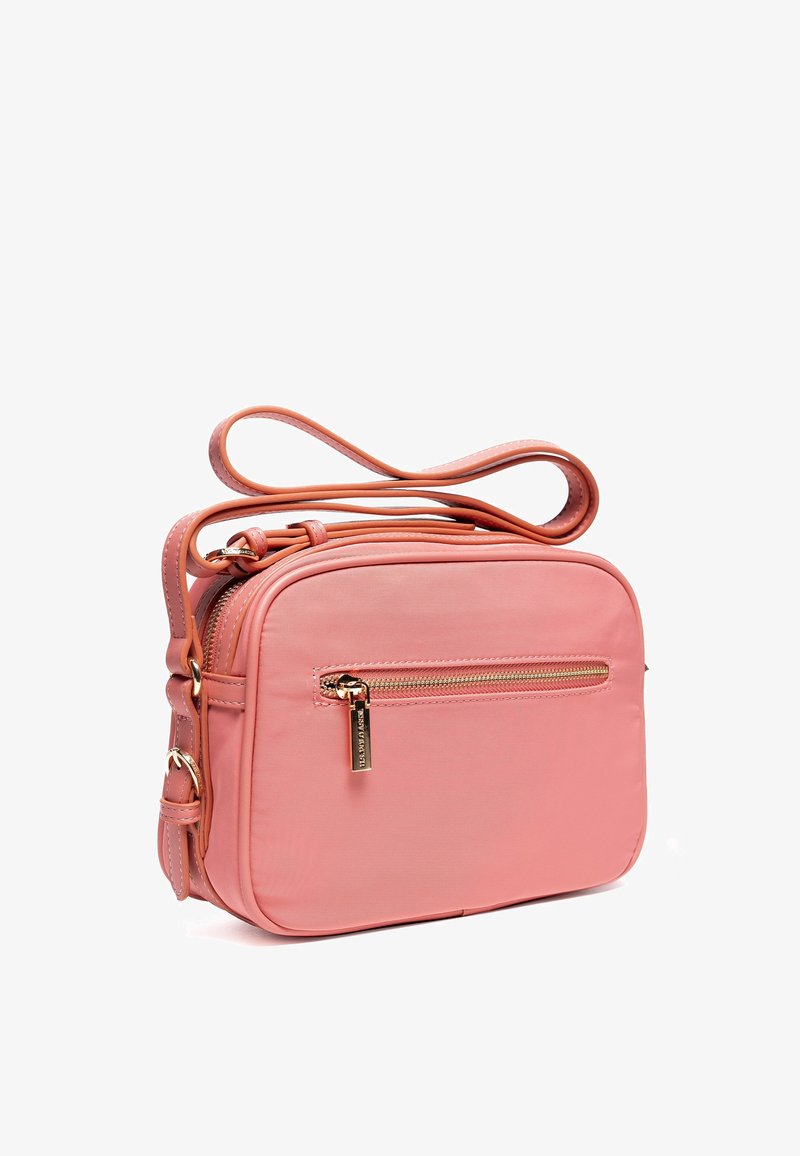 Borsa a tracolla sintetica rosa con zip dorata, tracolla regolabile e tasca frontale con zip. Texture liscia e forma rettangolare.