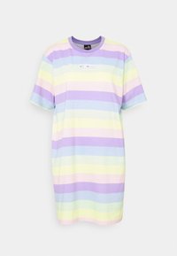 T-shirt à manches courtes en rayures pastel de violet, menthe, jaune et rose ; doté d'un col rond et d'un petit logo sur le devant.