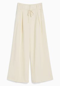 Bredbenta byxor i en ljus krämfärg, tillverkade av ett mjukt tyg, med dragsko i midjan och framfållar för extra struktur.
