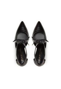 Zapatos de cuero negro con punta afilada y talones abiertos, detalle de cordones y herrajes dorados. Textura suave, diseño minimalista.