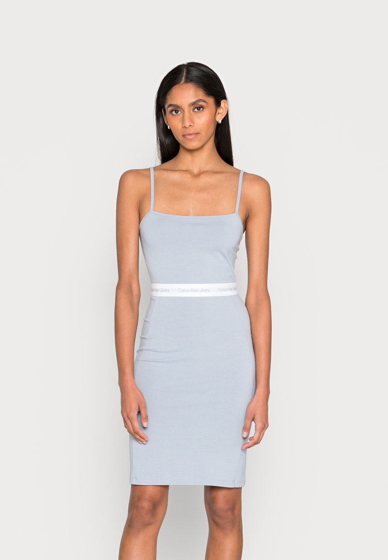 Calvin Klein Jeans LOGO TAPE STRAPPY DRESS - Vestido de malha - silver sky
