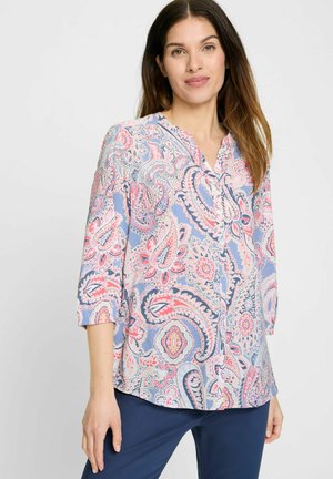 Langärmlige, knöpfbare Bluse in Hellblau mit pinkem und lila Paisleymuster, mit Kragen und lockerer Passform.