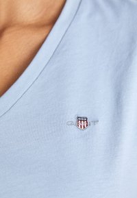 GANT SHIELD V-NECK  - T-Shirt basic - dove blue