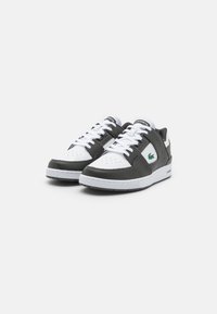 Lacoste COURT CAGE  224 - Zapatillas - dark green/white