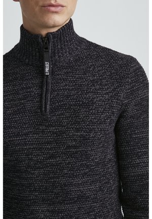 Pullover lavorato a maglia grigio scuro con colletto alto e chiusura a mezza cerniera. Presenta un motivo testurizzato e un'etichetta del marchio in contrasto vicino alla cerniera.
