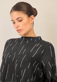 Apart BEDRUCKTE  - Blusa - schwarz creme