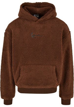 Brun fleece hoodie med en tekstureret overflade, der har en frontlomme og ribstrikkede manchetter og kant. BroderetLogo på brystet.
