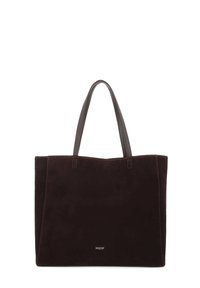 Sac cabas en daim marron avec poignées plates, présentant un design épuré et une couture subtile ; logo affiché sur le devant en argent.
