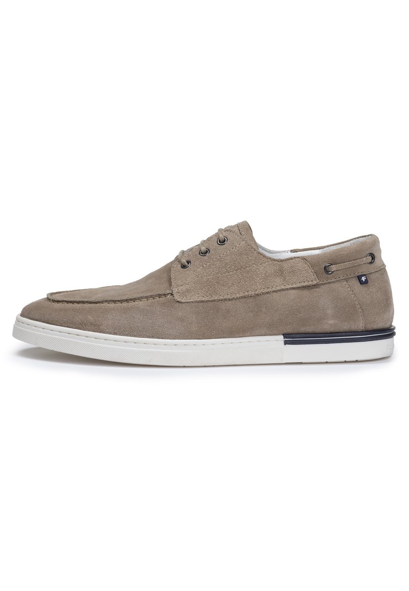 Scarpa in suede marrone chiaro con punta arrotondata, suola bianca e occhielli argentati. Presenta un design cucito e un accento blu vicino al tallone.