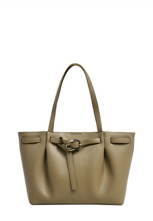 Bolso tote de cuero verde oliva con asas dobles, detalle de hebilla frontal y dos bolsillos laterales. Textura suave y forma estructurada.