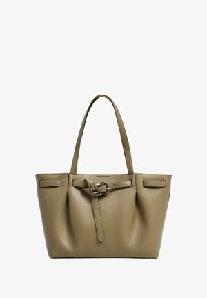 Bolso tote de cuero verde oliva con asas dobles, detalle de hebilla frontal y dos bolsillos laterales. Textura suave y forma estructurada.